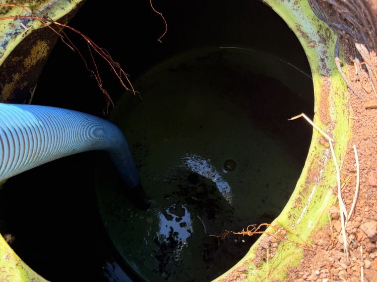 Remise en eau d'une fosse septique avec l'eau filtrée réinjectée par le camion